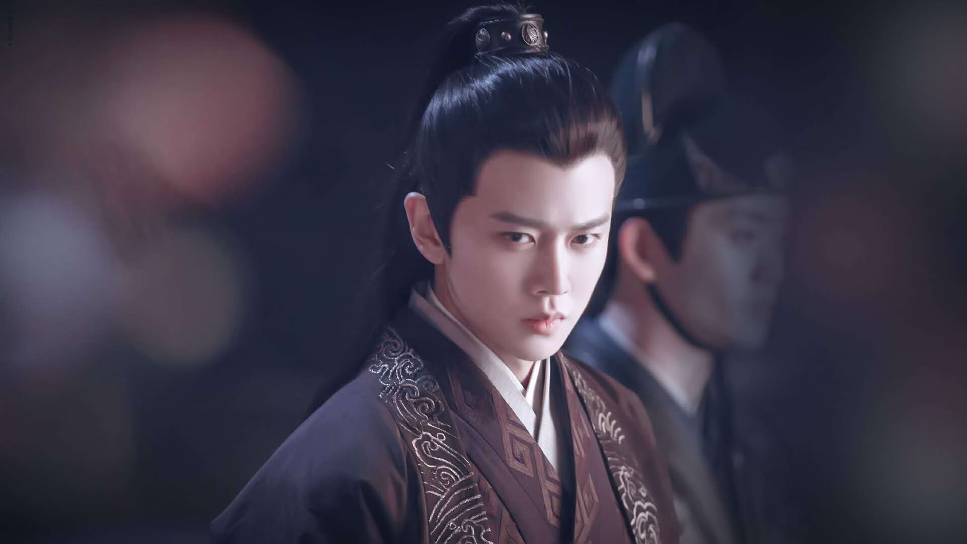 当沙漠绿洲吞噬安达卢西亚阳光,本泽马如何用一次触球完成三线调度?